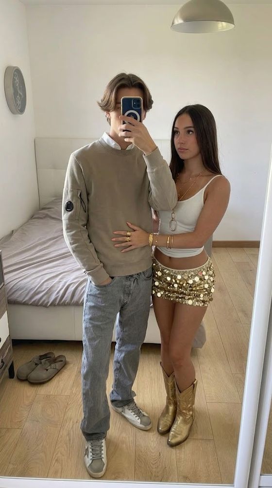 Après : Couple debout dans une chambre