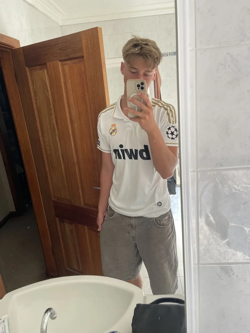 Avant selfie miroir dans une salle de bain, seul puis avec deux filles