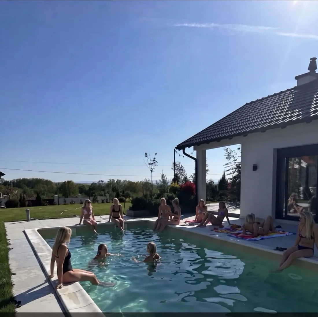 Après piscine vide, puis remplie de monde en train de se baigner