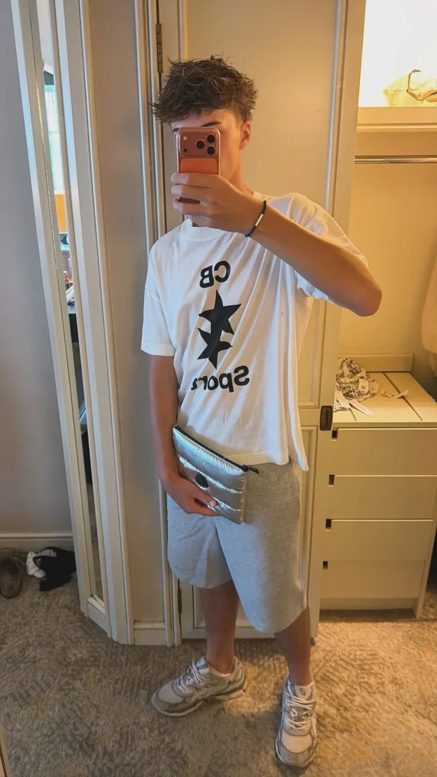 Avant selfie miroir dans un dressing, seul puis accompagné de deux filles