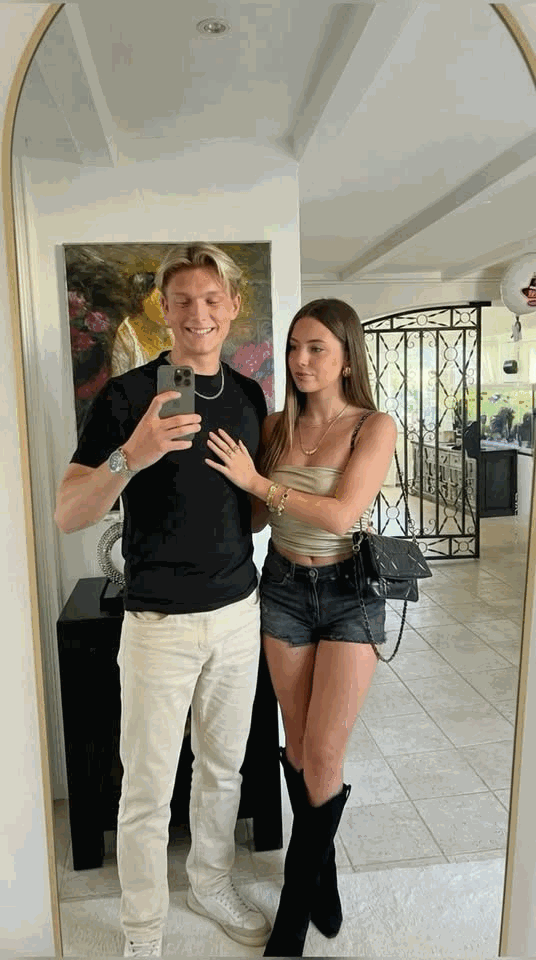 Après selfie miroir à deux, l'ami remplacé par une fille