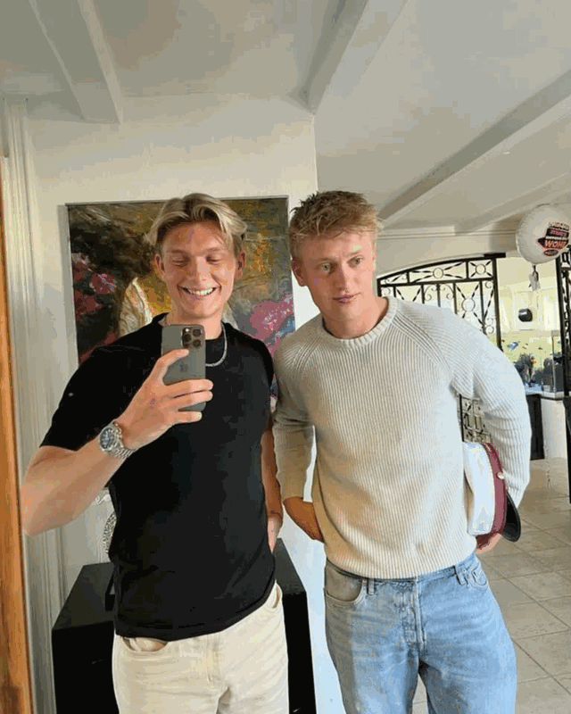 Avant selfie miroir à deux, l'ami remplacé par une fille