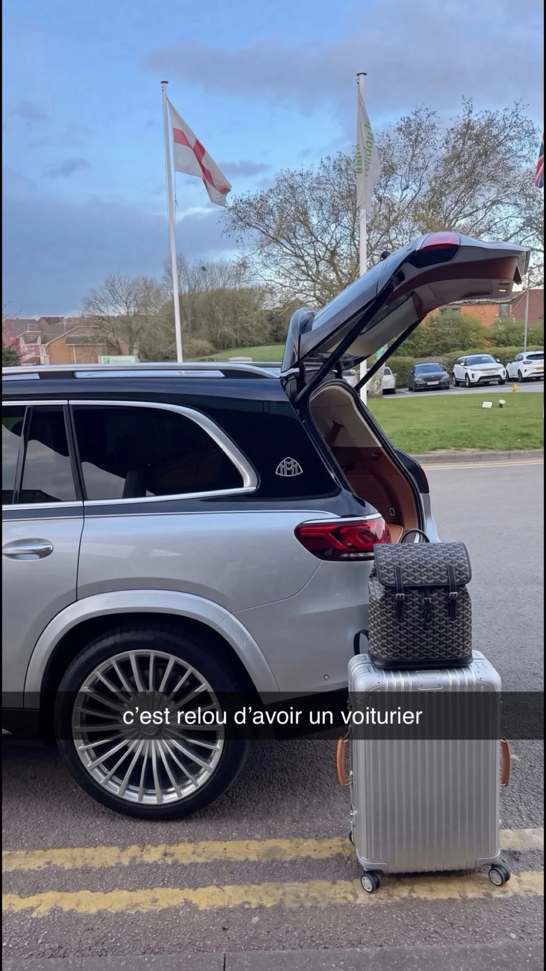 Après break familial remplacé par un Maybach, bagages de luxe
