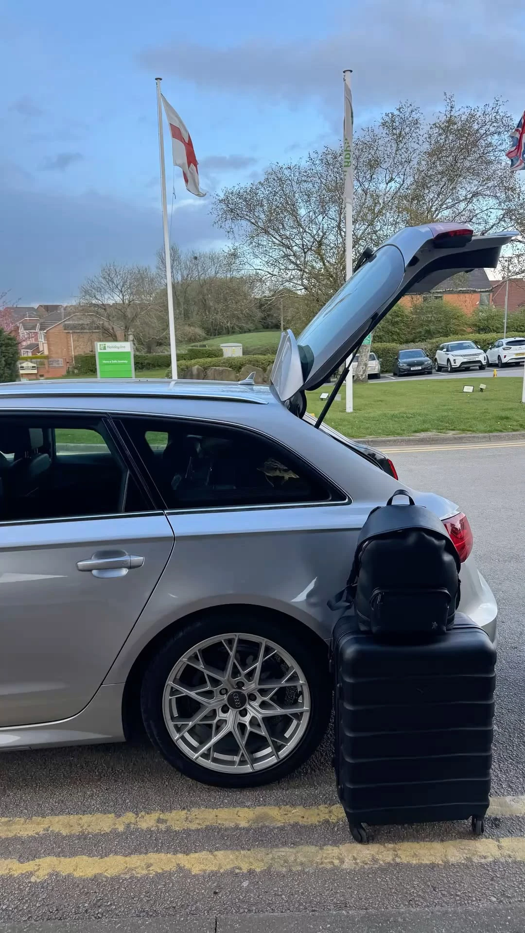 Avant break familial remplacé par un Maybach, bagages de luxe