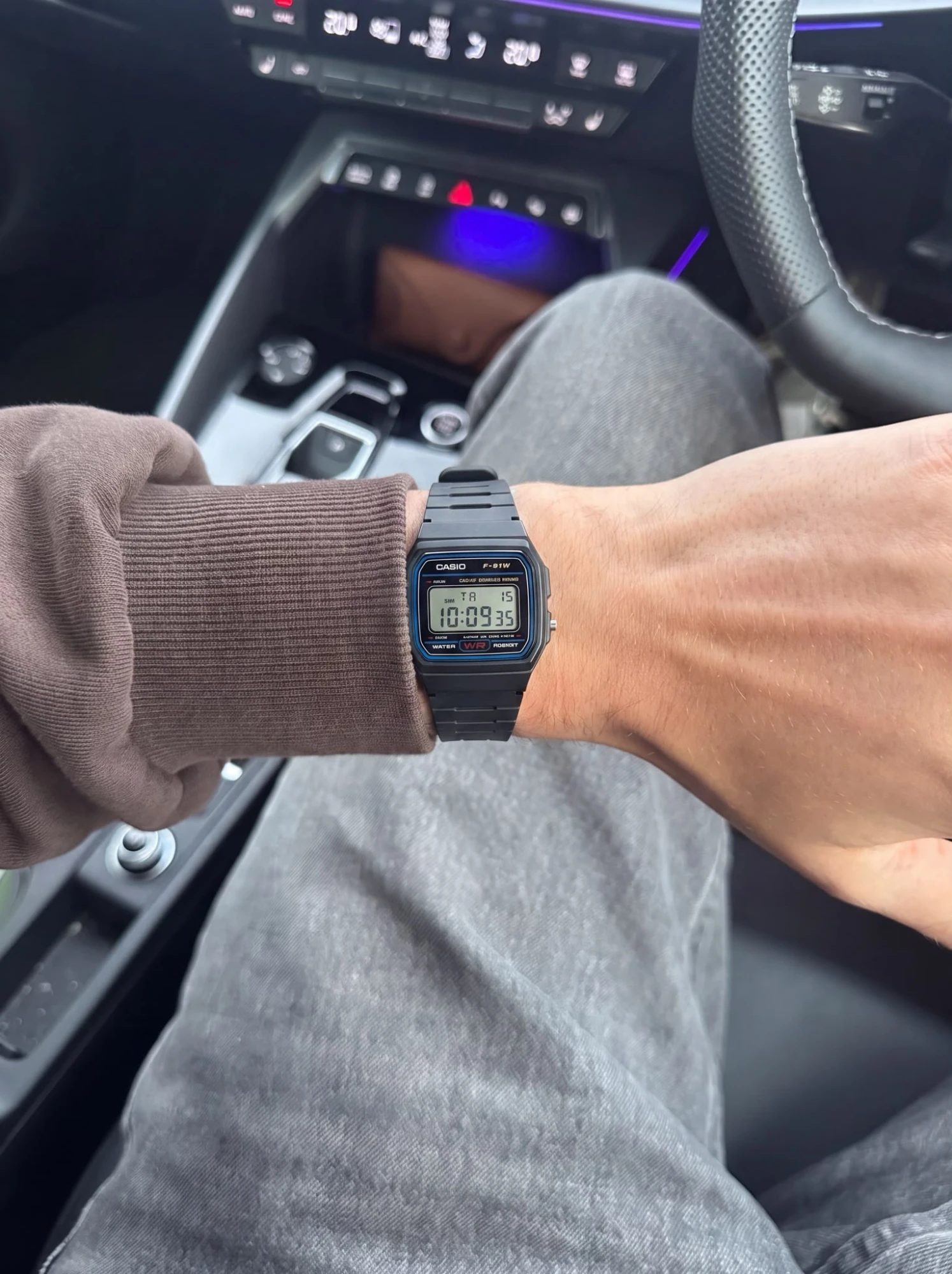 Avant montre en plastique remplacée par une Rolex au poignet