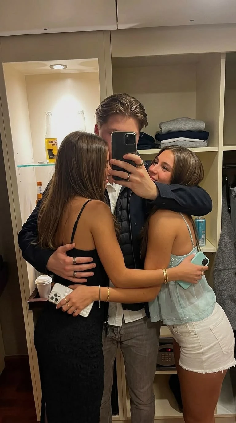 Après selfie miroir seul, puis deux filles ajoutées à côté