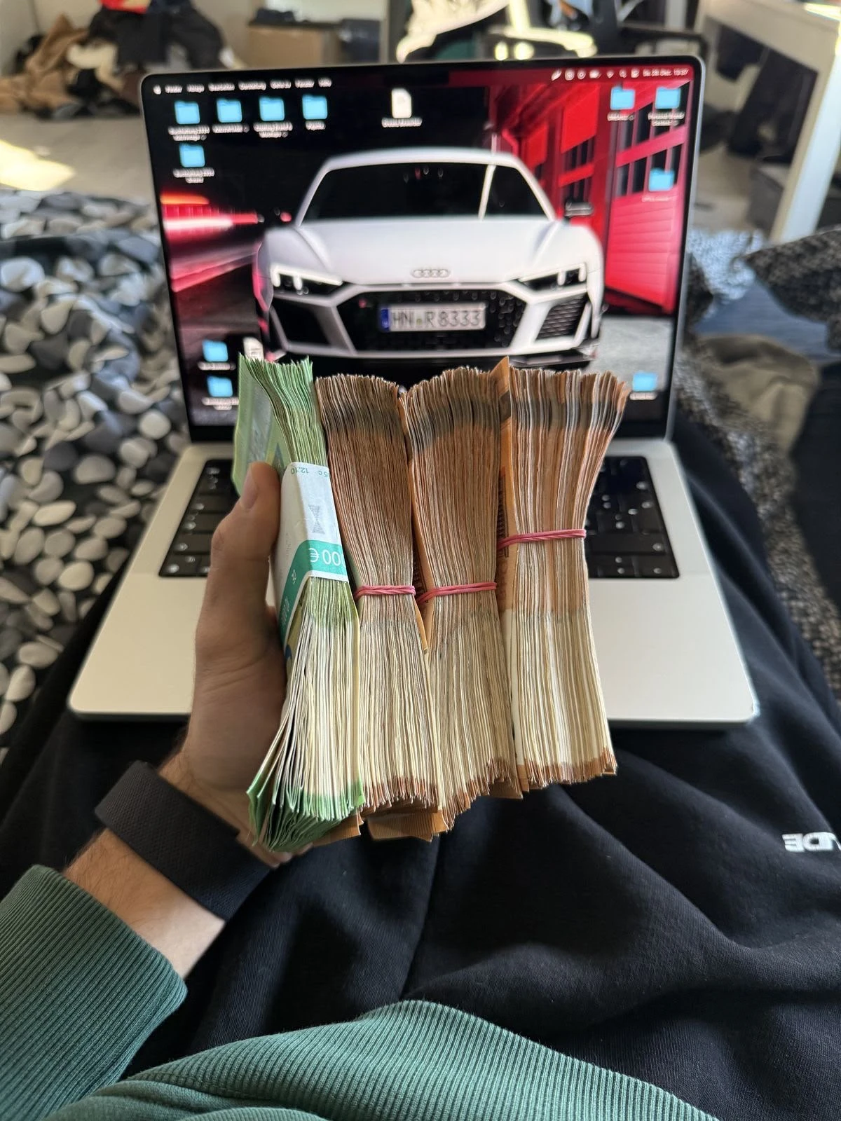 Après téléphone dans la main remplacé par des liasses de billets