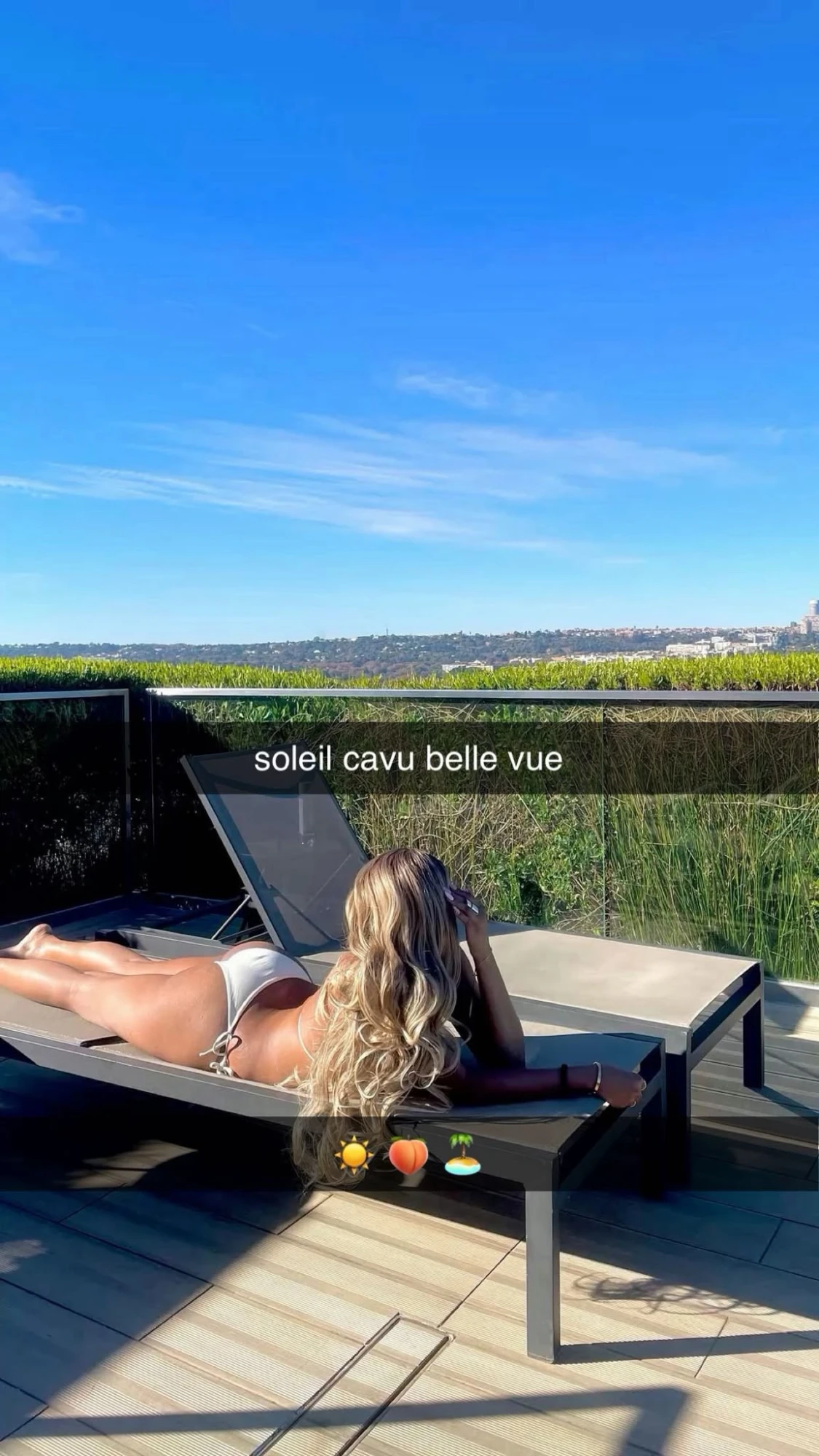 Après transat vide sur une terrasse, puis une personne ajoutée au soleil