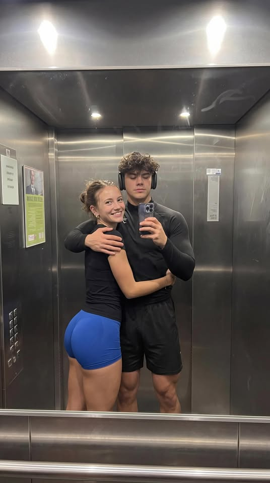Après : Photo à deux dans un ascenseur