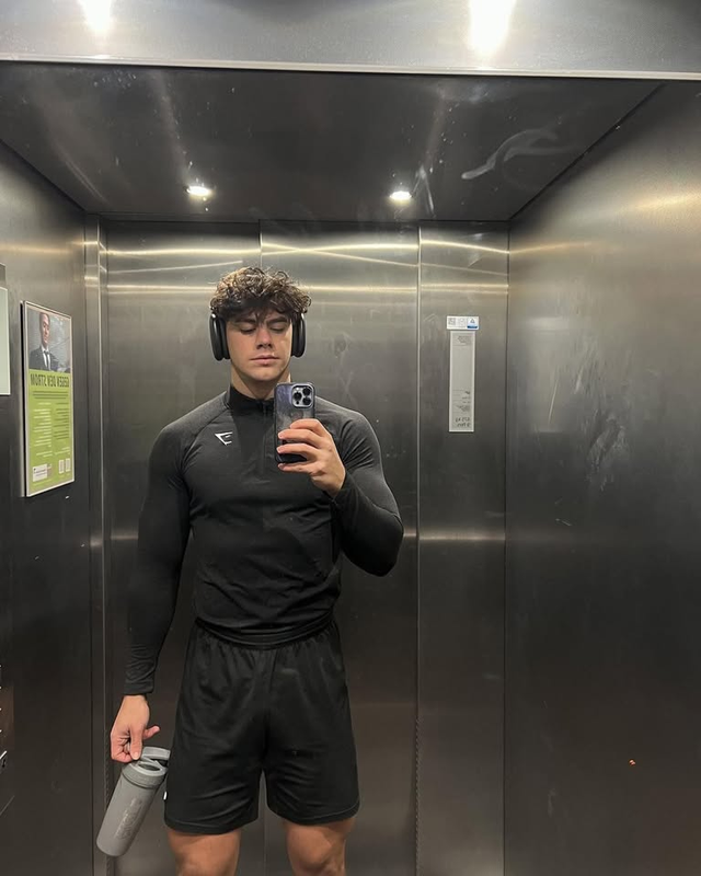 Avant : Photo à deux dans un ascenseur