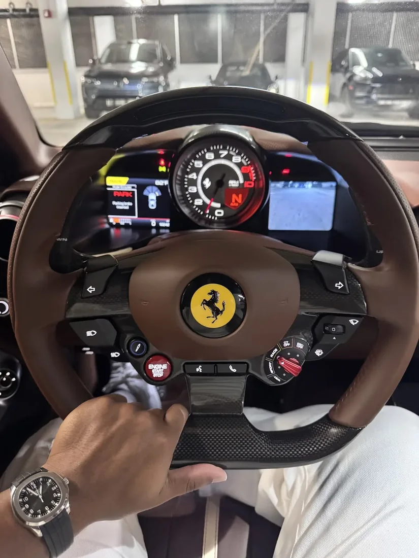 Après volant de Peugeot remplacé par un volant de Ferrari