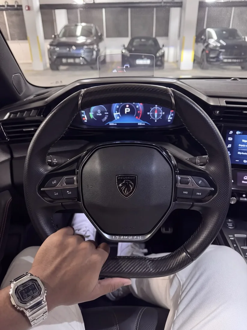 Avant volant de Peugeot remplacé par un volant de Ferrari