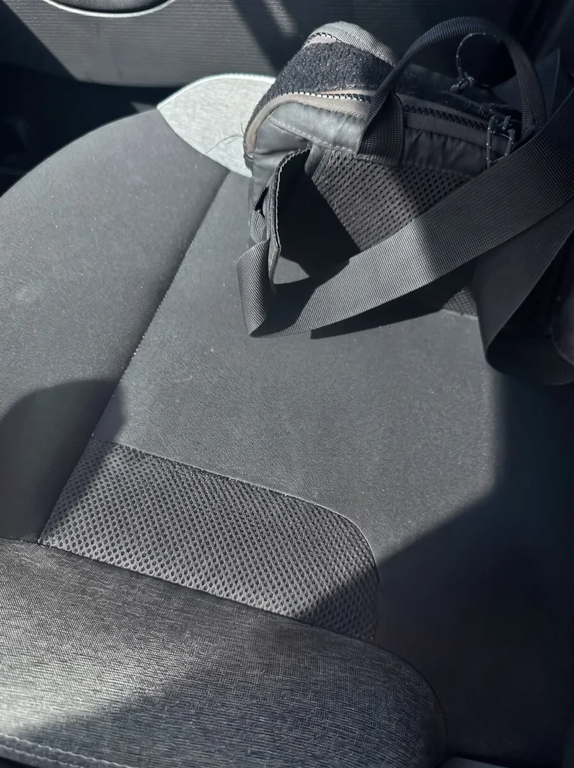 Avant siège de voiture vide, puis des liasses de billets posées dessus