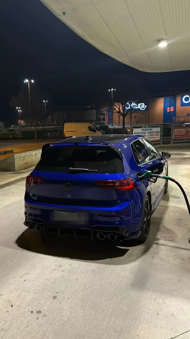 Avant Volkswagen Golf remplacée par une Ferrari à la station-service