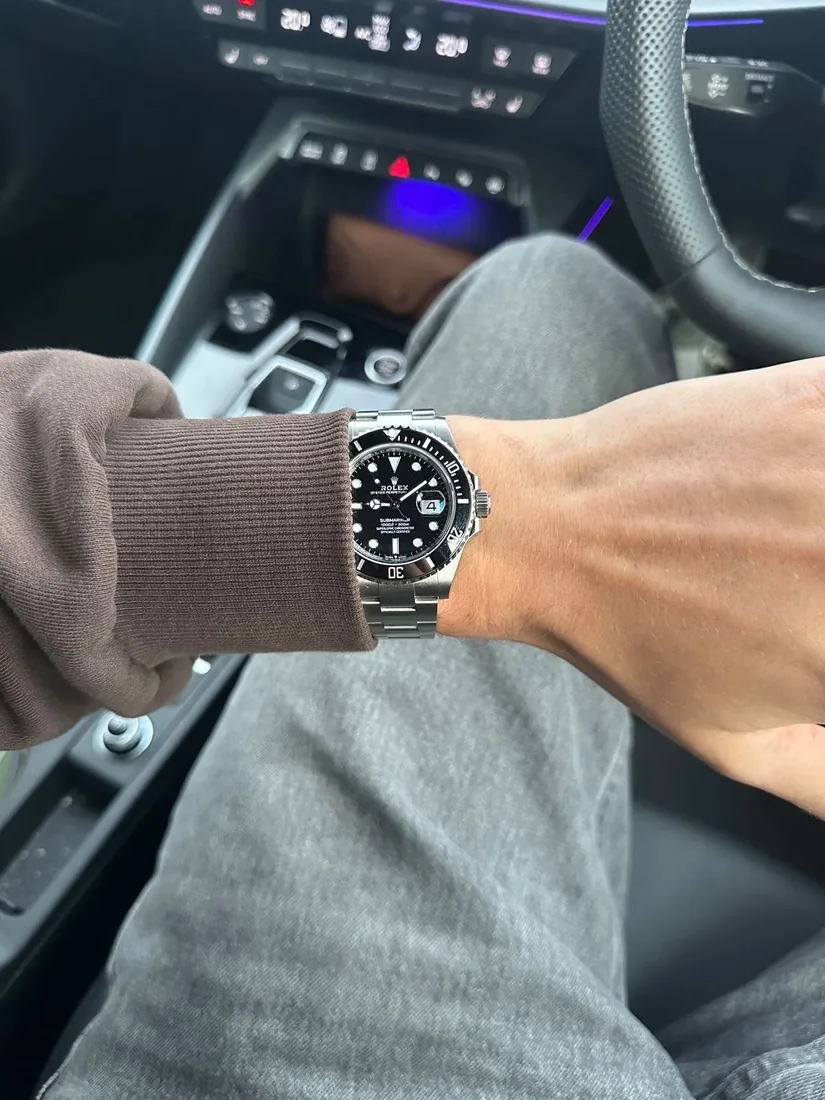 Après montre basique remplacée par une Rolex, au volant d'une voiture